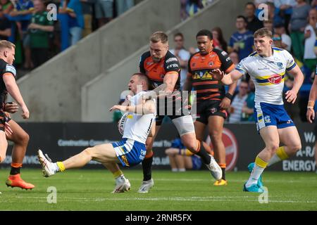 Warrington, Großbritannien. September 2023. *** Blake Austin aus Castleford tritt Matt Dufty aus Warrington während des Super-League-Spiels zwischen Warrington Wolves und Castleford im Halliwell Jones Stadium, Warrington, Großbritannien, am 2. September 2023 an. Foto von Simon Hall. Nur redaktionelle Verwendung, Lizenz für kommerzielle Nutzung erforderlich. Keine Verwendung bei Wetten, Spielen oder Veröffentlichungen eines einzelnen Vereins/einer Liga/eines einzelnen Spielers. Credit: UK Sports Pics Ltd/Alamy Live News Stockfoto