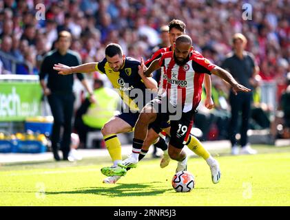 Bournemouth Lewis Cook (links) und Bryan Mbeumo von Brentford kämpfen im Gtech Community Stadium in London um den Ball. Bilddatum: Samstag, 2. September 2023. Stockfoto