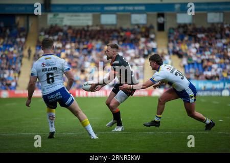 Warrington, Großbritannien. September 2023. *** Blake Austin aus Castleford macht einen Pass während des Super League-Spiels zwischen Warrington Wolves und Castleford im Halliwell Jones Stadium, Warrington, Großbritannien am 2. September 2023. Foto von Simon Hall. Nur redaktionelle Verwendung, Lizenz für kommerzielle Nutzung erforderlich. Keine Verwendung bei Wetten, Spielen oder Veröffentlichungen eines einzelnen Vereins/einer Liga/eines einzelnen Spielers. Credit: UK Sports Pics Ltd/Alamy Live News Stockfoto