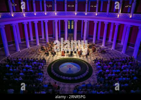 (170919) -- ATHEN, 19. September 2017 -- Mitglieder des Griechisch-Türkischen Jugendorchesters (GTYO) treten am 8. September 2017 im Zappeion Hall in Athen auf. Vor zehn Jahren brachte Leni Konialidis eine Gruppe junger griechischer und türkischer Musiker zusammen, in dem Glauben, dass durch Musik langjährige Rivalitäten überwunden und Freundschaft gedeihen könnte. Zehn Jahre später tourte das Griechisch-Türkische Jugendorchester (GTYO) im September zum zehnten Mal durch Griechenland als Beispiel für den interkulturellen Dialog, der Brücken der Kommunikation über die Ägäis schlägt. GRIECHENLAND-ATHEN-GRIECHISCH-TÜRKISCHE JUGEND ORCHEST Stockfoto