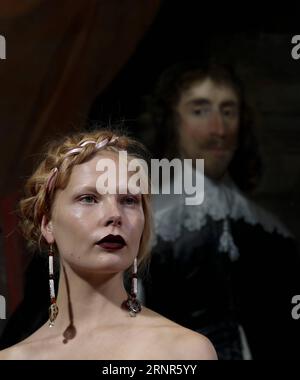 (170920) -- LONDON, 20. September 2017 -- Ein Modell präsentiert Tata Naka Kreationen der Spring/Summer Collection 2018 während der London Fashion Week in der National Portrait Gallery in London, Großbritannien, am 19. September 2017. ) (hy) UK-LONDON-FASHION WEEK-TATA NAKA-PRÄSENTATION HanxYan PUBLICATIONxNOTxINxCHN Stockfoto