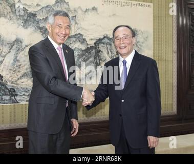 (170920) -- PEKING, 20. September 2017 -- Wang Qishan (R), Leiter der Zentralkommission für Disziplin der Kommunistischen Partei Chinas, trifft sich mit dem singapurischen Premierminister Lee Hsien Loong in Peking, Hauptstadt Chinas, 20. September 2017. ) (LFJ) CHINA-BEIJING-WANG QISHAN-LEE HSIEN LOONG-MEETING (CN) LIXTAO PUBLICATIONXNOTXINXCHN Stockfoto