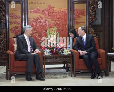 (170920) -- PEKING, 20. September 2017 -- Wang Qishan (R), Leiter der Zentralkommission für Disziplin der Kommunistischen Partei Chinas, trifft sich mit dem singapurischen Premierminister Lee Hsien Loong in Peking, Hauptstadt Chinas, 20. September 2017. ) (LFJ) CHINA-BEIJING-WANG QISHAN-LEE HSIEN LOONG-MEETING (CN) LIXTAO PUBLICATIONXNOTXINXCHN Stockfoto