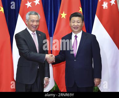 (170920) -- PEKING, 20. September 2017 -- der chinesische Präsident Xi Jinping (R) trifft sich mit dem singapurischen Premierminister Lee Hsien Loong in Peking, der Hauptstadt Chinas, am 20. September 2017. ) (LFJ) CHINA-BEIJING-XI JINPING-LEE HSIEN LOONG-MEETING (CN) XIEXHUANCHI PUBLICATIONXNOTXINXCHN Stockfoto