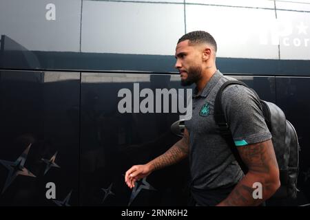 Der Jamaal Lascelles von Newcastle United kommt vor dem Spiel in der Premier League bei AMEX, Brighton und Hove ins Stadion. Bilddatum: Samstag, 2. September 2023. Stockfoto