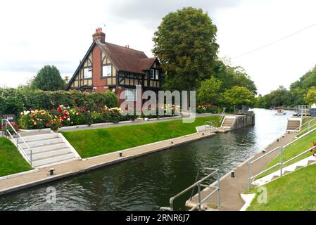 Bray Lock und Lock Keeper's Cottage an der Themse in Bray, Berkshire. Stockfoto