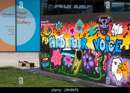 Finden Sie Ihre Sprachbotschaft im Rahmen der Graffiti-Veranstaltung Southend City Jam von Southend Youth Voice, die sich außerhalb der Focal Point Gallery befindet Stockfoto