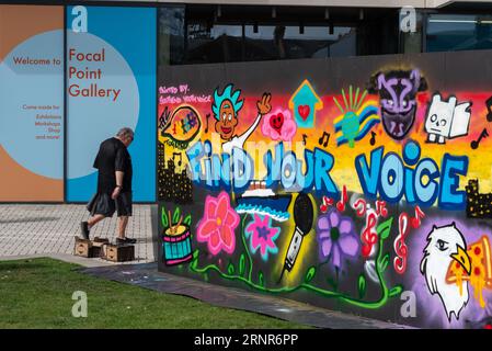 Finden Sie Ihre Sprachbotschaft im Rahmen der Graffiti-Veranstaltung Southend City Jam von Southend Youth Voice, die sich außerhalb der Focal Point Gallery befindet Stockfoto