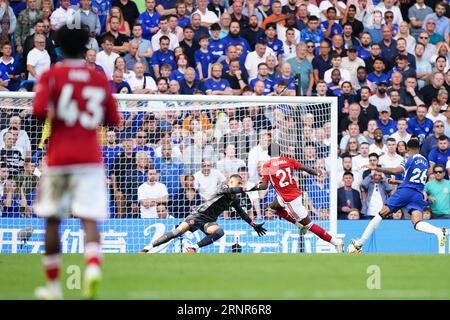 Anthony Elanga von Nottingham Forest (2. Von rechts) erzielt das erste Tor ihrer Mannschaft im Spiel der Premier League in Stamford Bridge, London. Bilddatum: Samstag, 2. September 2023. Stockfoto