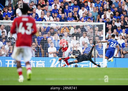 Anthony Elanga von Nottingham Forest (2. Von links) erzielt das erste Tor ihrer Mannschaft während des Spiels in der Premier League in Stamford Bridge, London. Bilddatum: Samstag, 2. September 2023. Stockfoto
