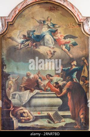 SEBECHLEBY, SLOWAKEI - OKTOBERT 8, 2022: Das Gemälde von Mariä Himmelfahrt in St. Pfarrkirche Michael von Anton Schmidt (1713–1773). Stockfoto