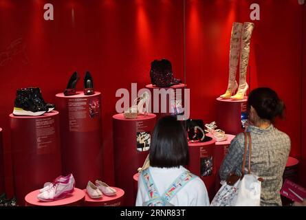 (170922) -- SHANGHAI, 22. September 2017 -- Besucher sehen Schuhe europäischer Designer auf einer Ausstellung in Shanghai, Ostchina, 21. September 2017. Insgesamt sind 140 Paar Spezialschuhe auf der Ausstellung ausgestellt. ) (Ry) CHINA-SHANGHAI-SHOES EXHIBITION (CN) RenxLong PUBLICATIONxNOTxINxCHN Stockfoto