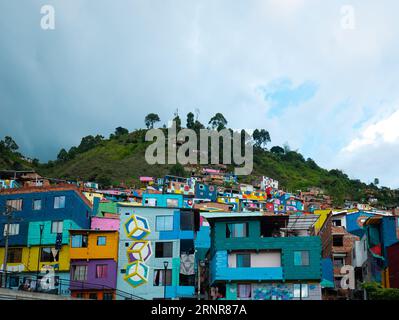 Medellín, Kolumbien - Mai 28 2023: Bunte Häuser in einem Schutzgebiet, bekannt als eine gelenkte Wohneinheit „UVA“, die versucht, effektiv zu nutzen Stockfoto