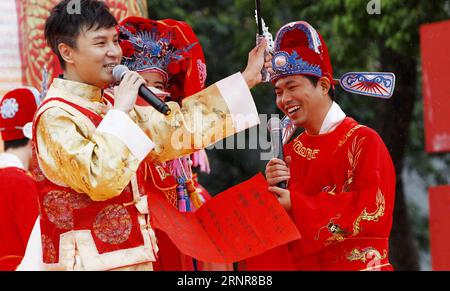 (170922) -- SHANGHAI, 22. September 2017 -- Eine traditionelle chinesische Hochzeit findet in der antiken Stadt Fengjing in Shanghai, Ostchina, 22. September 2017 statt. Insgesamt 21 Brautpaare nahmen an einer Gruppenhochzeit Teil. ) (lfj) CHINA-SHANGHAI-GROUP WEDDING (CN) FangxZhe PUBLICATIONxNOTxINxCHN Stockfoto