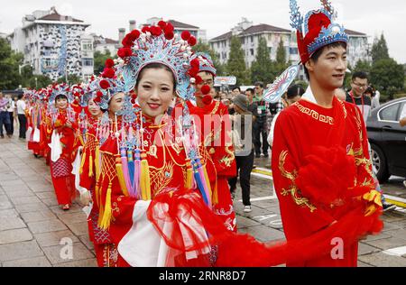 (170922) -- SHANGHAI, 22. September 2017 -- Brautpaare besuchen eine traditionelle chinesische Hochzeit in der antiken Stadt Fengjing in Shanghai, Ostchina, 22. September 2017. Insgesamt 21 Brautpaare nahmen an einer Gruppenhochzeit Teil. ) (lfj) CHINA-SHANGHAI-GROUP WEDDING (CN) FangxZhe PUBLICATIONxNOTxINxCHN Stockfoto