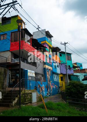 Medellín, Kolumbien - Mai 28 2023: Farbenfrohe Wohnungen in einem Schutzgebiet, bekannt als eine gelenkte Wohneinheit "UVA", die uns effektiv machen will Stockfoto