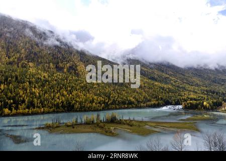 (170923) -- KANAS, 23. Sept. 2017 -- Foto aufgenommen am 22. Sept. 2017 zeigt die Herbstlandschaft des Wolong River in der Kanas Scenic Area, nordwestchinesische Autonome Region Xinjiang Uygur. ) (Ry) CHINA-XINJIANG-KANAS-HERBSTLANDSCHAFT (CN) ZhaoxGe PUBLICATIONxNOTxINxCHN Stockfoto