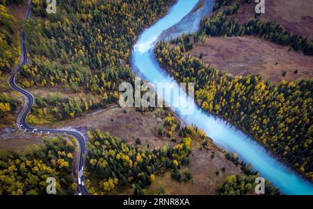 (170923) -- KANAS, 23. September 2017 -- Luftaufnahme vom 22. September 2017 zeigt die Herbstlandschaft der Kanas-Landschaft in der autonomen Region Xinjiang Uygur im Nordwesten Chinas. ) (Ry) CHINA-XINJIANG-KANAS-HERBSTLANDSCHAFT (CN) ZhaoxGe PUBLICATIONxNOTxINxCHN Stockfoto