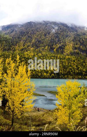 (170923) -- KANAS, 23. Sept. 2017 -- Foto aufgenommen am 22. Sept. 2017 zeigt die Herbstlandschaft des Wolong River in der Kanas Scenic Area, nordwestchinesische Autonome Region Xinjiang Uygur. ) (Ry) CHINA-XINJIANG-KANAS-HERBSTLANDSCHAFT (CN) ZhaoxGe PUBLICATIONxNOTxINxCHN Stockfoto