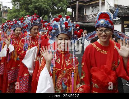 (170923) -- SHANGHAI, 23. September 2017 -- Junge Paare nehmen an einer traditionellen Gruppenhochzeit in der antiken Stadt Fengjing in Shanghai, Ostchina, 22. September 2017 Teil. ) (Ry) CHINA-SHANGHAI-WEDDING CEREMONY (CN) ZhuangxYi PUBLICATIONxNOTxINxCHN Stockfoto