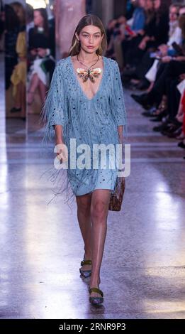 (170924) -- MAILAND, 24. September 2017 -- Model Gigi Hadid geht auf dem Laufsteg der Frauen- und Herrenkollektion des Modehauses Bottega Veneta während der Mailänder Fashion Week Frühjahr/Sommer 2018 in Mailand, Italien, am 23. September 2017. )(whw) ITALY-MILAN-FASHION WEEK-BOTTEGA VENETA JinxYu PUBLICATIONxNOTxINxCHN Stockfoto
