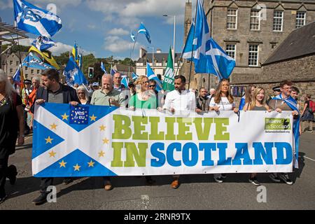 Von Johnston Terrace Edinburgh, Schottland durch die Royal Mile. September 2023. Tausende von jungen und alten Menschen nahmen an einer Demonstration und einer Kundgebung für ein unabhängiges Schottland in der EU unter der Leitung von Humza Yousaf, dem ersten Minister Schottlands, und anderen politischen Führern und Prominenten Teil, die schließlich zu Reden im schottischen Parlament, Holyrood, führten. Der marsch dauerte etwas mehr als anderthalb Stunden, bis alle die Strecke beendeten. Quelle: Archwhite/Alamy Live News. Stockfoto