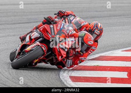 Barcelona, Spanien. September 2023. Pecco Bagnaia (1) vom Ducati Team und Maverick Viñales (12) vom Aprilia Racing Team während des MotoGP Gran Premi Monster Energy de Catalunya Sprint Race am Samstag. 1-2-3 September 2023 auf dem Circuit de Barcelona-Catalunya in Barcelona, Spanien. Quelle: Rosdemora/Alamy Live News Stockfoto