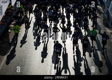 (170924) -- MOSKAU, 24. September 2017 -- Menschen laufen während des Moskau Marathons in Moskau, Russland, am 24. September 2017. ) (SP)RUSSLAND-MOSKAU-MARATHON EvgenyxSinitsyn PUBLICATIONxNOTxINxCHN Stockfoto