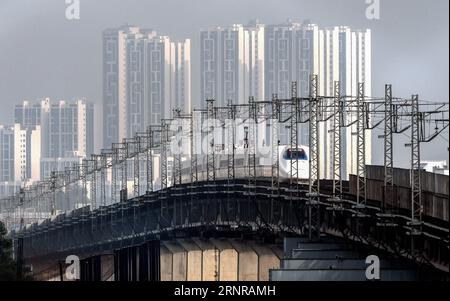 (170925) -- NANNING, 25. September 2017 -- Ein Hochgeschwindigkeitszug fährt in Liuzhou City, Südchinas autonome Region Guangxi Zhuang, 7. September 2017. China hat in nur wenigen Jahren eines der weltweit umfangreichsten Hochgeschwindigkeitsbahnnetze aufgebaut. Es verfügt über das weltweit längste Hochgeschwindigkeitsbahnnetz, 22.000 km bis Ende 2016 oder 60 % der weltweiten Gesamtstrecke, und die Kilometerleistung wird bis 2030 auf 45.000 km steigen. Guangxi schloss sich 2013 den Hochgeschwindigkeitsbahnnetzen an. ) (wyl) CHINA-GUANGXI-HOCHGESCHWINDIGKEITSBAHN (CN) HuangxXiaobang PUBLICATIONxNOTxINxCHN Stockfoto