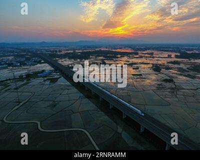 (170925) -- NANNING, 25. September 2017 -- Ein Hochgeschwindigkeitszug fährt auf den Feldern des Bezirks Binyang, Südchinas autonome Region Guangxi Zhuang, 1. April 2017. China hat in nur wenigen Jahren eines der weltweit umfangreichsten Hochgeschwindigkeitsbahnnetze aufgebaut. Es verfügt über das weltweit längste Hochgeschwindigkeitsbahnnetz, 22.000 km bis Ende 2016 oder 60 % der weltweiten Gesamtstrecke, und die Kilometerleistung wird bis 2030 auf 45.000 km steigen. Guangxi schloss sich 2013 den Hochgeschwindigkeitsbahnnetzen an. ) (wyl) CHINA-GUANGXI-HOCHGESCHWINDIGKEITSBAHN (CN) HuangxXiaobang PUBLICATIONxNOTxINxCHN Stockfoto