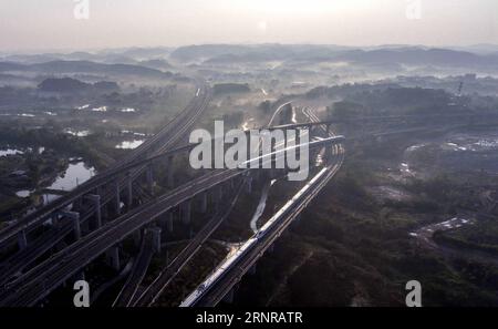 (170925) -- NANNING, 25. September 2017 -- die Hochgeschwindigkeitszüge fahren in Nanning, der Hauptstadt der südchinesischen autonomen Region Guangxi Zhuang, 1. April. China hat in nur wenigen Jahren eines der weltweit umfangreichsten Hochgeschwindigkeitsbahnnetze aufgebaut. Es verfügt über das weltweit längste Hochgeschwindigkeitsbahnnetz, 22.000 km bis Ende 2016 oder 60 % der weltweiten Gesamtstrecke, und die Kilometerleistung wird bis 2030 auf 45.000 km steigen. Guangxi schloss sich 2013 den Hochgeschwindigkeitsbahnnetzen an. ) (wyl) CHINA-GUANGXI-HOCHGESCHWINDIGKEITSBAHN (CN) HuangxXiaobang PUBLICATIONxNOTxINxCHN Stockfoto