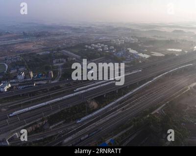 (170925) -- NANNING, 25. September 2017 -- die Hochgeschwindigkeitszüge fahren in Nanning, der Hauptstadt der südchinesischen autonomen Region Guangxi Zhuang, 1. April. China hat in nur wenigen Jahren eines der weltweit umfangreichsten Hochgeschwindigkeitsbahnnetze aufgebaut. Es verfügt über das weltweit längste Hochgeschwindigkeitsbahnnetz, 22.000 km bis Ende 2016 oder 60 % der weltweiten Gesamtstrecke, und die Kilometerleistung wird bis 2030 auf 45.000 km steigen. Guangxi schloss sich 2013 den Hochgeschwindigkeitsbahnnetzen an. ) (wyl) CHINA-GUANGXI-HOCHGESCHWINDIGKEITSBAHN (CN) HuangxXiaobang PUBLICATIONxNOTxINxCHN Stockfoto