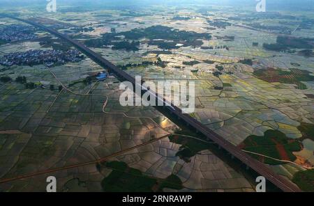 (170925) -- NANNING, 25. September 2017 -- Ein Hochgeschwindigkeitszug fährt auf den Feldern des Bezirks Binyang, Südchinas autonome Region Guangxi Zhuang, 16. April 2017. China hat in nur wenigen Jahren eines der weltweit umfangreichsten Hochgeschwindigkeitsbahnnetze aufgebaut. Es verfügt über das weltweit längste Hochgeschwindigkeitsbahnnetz, 22.000 km bis Ende 2016 oder 60 % der weltweiten Gesamtstrecke, und die Kilometerleistung wird bis 2030 auf 45.000 km steigen. Guangxi schloss sich 2013 den Hochgeschwindigkeitsbahnnetzen an. ) (wyl) CHINA-GUANGXI-HOCHGESCHWINDIGKEITSBAHN (CN) HuangxXiaobang PUBLICATIONxNOTxINxCHN Stockfoto