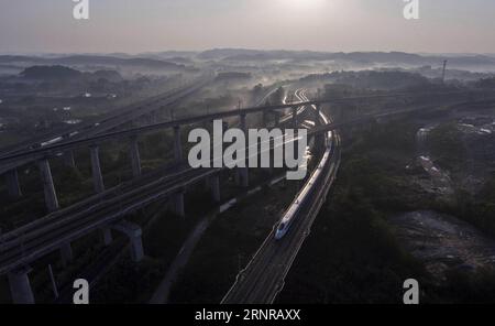 (170925) -- NANNING, 25. September 2017 -- Ein Hochgeschwindigkeitszug fährt in Nanning, der Hauptstadt der südchinesischen autonomen Region Guangxi Zhuang, 1. April 2017. China hat in nur wenigen Jahren eines der weltweit umfangreichsten Hochgeschwindigkeitsbahnnetze aufgebaut. Es verfügt über das weltweit längste Hochgeschwindigkeitsbahnnetz, 22.000 km bis Ende 2016 oder 60 % der weltweiten Gesamtstrecke, und die Kilometerleistung wird bis 2030 auf 45.000 km steigen. Guangxi schloss sich 2013 den Hochgeschwindigkeitsbahnnetzen an. ) (wyl) CHINA-GUANGXI-HOCHGESCHWINDIGKEITSBAHN (CN) HuangxXiaobang PUBLICATIONxNOTxINxCHN Stockfoto