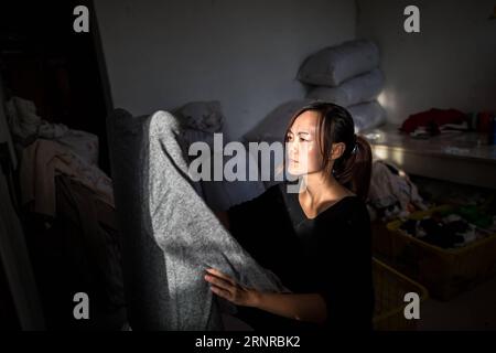 (170925) -- PEKING, 25. September 2017 -- Ein Arbeiter überprüft die Qualität eines Stückes Kaschmir in einer Fabrik, die Kaschmir im Internet im Dorf Liulin der Stadt Youfang im Qinghe County, Xingtai Stadt in der nordchinesischen Provinz Hebei, 19. September 2017 verkauft. China unternahm stetige Schritte, um seinen Internet Plus-Aktionsplan umzusetzen und das Internet in traditionelle Industrien zu integrieren. Mit der schnellen Entwicklung des mobilen Internets schuf die Kampagne auch einen neuen Motor für das ländliche Wirtschaftswachstum in Dörfern wie Liulin. Die Dorfbewohner in Liulin Village, einem kleinen Dorf, das etwa 400 km von der Nation entfernt liegt Stockfoto
