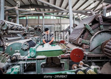(170925) -- PEKING, 25. September 2017 -- Villager Li Benlai überprüft die Qualität von Kaschmir in seiner Fabrik im Dorf Liulin der Stadt Youfang im Kreis Qinghe, Stadt Xingtai in der nordchinesischen Provinz Hebei, 19. September 2017. Er beantragte über Ant Financial einen Kredit, um mehr Geld für den Kauf von Materialien zu erhalten. China unternahm stetige Schritte, um seinen Internet Plus-Aktionsplan umzusetzen und das Internet in traditionelle Industrien zu integrieren. Mit der schnellen Entwicklung des mobilen Internets schuf die Kampagne auch einen neuen Motor für das ländliche Wirtschaftswachstum in Dörfern wie Liulin. Dorfbewohner im Dorf Liulin, ein kleines V Stockfoto