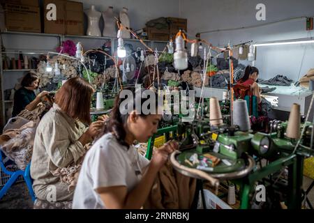 (170925) -- PEKING, 25. September 2017 -- Arbeiter stellen Kaschmir in einer Fabrik her, die Kaschmir im Internet im Dorf Liulin der Stadt Youfang im Kreis Qinghe, Stadt Xingtai in der nordchinesischen Provinz Hebei, 19. September 2017 verkauft. China unternahm stetige Schritte, um seinen Internet Plus-Aktionsplan umzusetzen und das Internet in traditionelle Industrien zu integrieren. Mit der schnellen Entwicklung des mobilen Internets schuf die Kampagne auch einen neuen Motor für das ländliche Wirtschaftswachstum in Dörfern wie Liulin. Die Dorfbewohner in Liulin Village, einem kleinen Dorf, das etwa 400 km von der Hauptstadt der Nation entfernt ist, werden Zeuge des Cha Stockfoto