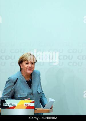 (170925) -- BERLIN, 25. September 2017 -- die deutsche Bundeskanzlerin und Leiterin der CDU, Angela Merkel, nimmt am 25. September 2017 an einer Pressekonferenz im CDU-Hauptsitz in Berlin Teil. Nach den vorläufigen Ergebnissen, die am Montagmorgen veröffentlicht wurden, erhielt die Koalition aus Merkels Christlich-Demokratischer Union (CDU) und ihrer bayerischen Schwesterpartei, der Christlich-Sozialistischen Union (CSU), 33 Prozent der Stimmen, von den 41 Prozent im Jahr 2013. Es wurde jedoch noch eine vierte Amtszeit für sie eingeläutet, mit Unterstützung anderer Parteien. ) (DJJ) DEUTSCHLAND-BERLIN-ELECTION-CDU-PRESS CONFE Stockfoto