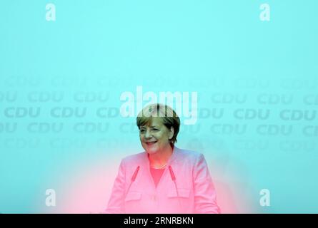 (170925) -- BERLIN, 25. September 2017 -- die deutsche Bundeskanzlerin und Leiterin der CDU, Angela Merkel, nimmt am 25. September 2017 an einer Pressekonferenz im CDU-Hauptsitz in Berlin Teil. Nach den vorläufigen Ergebnissen, die am Montagmorgen veröffentlicht wurden, erhielt die Koalition aus Merkels Christlich-Demokratischer Union (CDU) und ihrer bayerischen Schwesterpartei, der Christlich-Sozialistischen Union (CSU), 33 Prozent der Stimmen, von den 41 Prozent im Jahr 2013. Es wurde jedoch noch eine vierte Amtszeit für sie eingeläutet, mit Unterstützung anderer Parteien. ) (DJJ) DEUTSCHLAND-BERLIN-ELECTION-CDU-PRESS CONFE Stockfoto