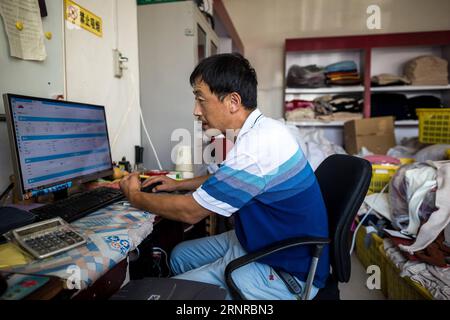 (170925) -- PEKING, 25. September 2017 -- Yang Zhiqu überprüft die Verkaufsmenge seines Online-Shops in seiner Kaschmirfabrik im Dorf Liulin in der Stadt Youfang im Qinghe County, Xingtai Stadt in der nordchinesischen Provinz Hebei, 19. September 2017. China unternahm stetige Schritte, um seinen Internet Plus-Aktionsplan umzusetzen und das Internet in traditionelle Industrien zu integrieren. Mit der schnellen Entwicklung des mobilen Internets schuf die Kampagne auch einen neuen Motor für das ländliche Wirtschaftswachstum in Dörfern wie Liulin. Die Dorfbewohner in Liulin Village, einem kleinen Dorf, das etwa 400 km von der Hauptstadt der Nation entfernt ist, sind Zeuge dieser Entwicklung Stockfoto