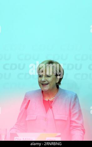 (170925) -- BERLIN, 25. September 2017 -- die deutsche Bundeskanzlerin und Leiterin der CDU, Angela Merkel, nimmt am 25. September 2017 an einer Pressekonferenz im CDU-Hauptsitz in Berlin Teil. Nach den vorläufigen Ergebnissen, die am Montagmorgen veröffentlicht wurden, erhielt die Koalition aus Merkels Christlich-Demokratischer Union (CDU) und ihrer bayerischen Schwesterpartei, der Christlich-Sozialistischen Union (CSU), 33 Prozent der Stimmen, von den 41 Prozent im Jahr 2013. Es wurde jedoch noch eine vierte Amtszeit für sie eingeläutet, mit Unterstützung anderer Parteien. ) (DJJ) DEUTSCHLAND-BERLIN-ELECTION-CDU-PRESS CONFE Stockfoto