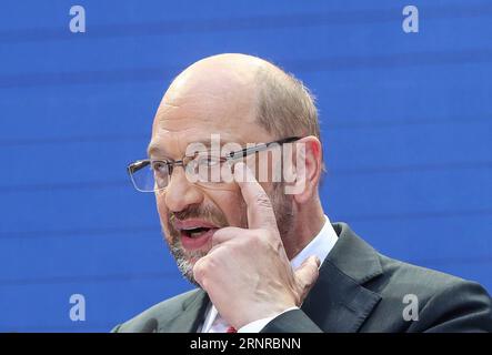 (170925) -- BERLIN, 25. September 2017 -- Vorsitzender der Sozialdemokratischen Partei (SPD) Martin Schulz spricht während einer Pressekonferenz am 25. September 2017 in der SPD-Zentrale in Berlin. Die SPD erhielt bei der Bundestagswahl mit 20,5 Prozent die geringste Unterstützung. ) (zf) DEUTSCHLAND-BERLIN-ELECTION-SPD-SCHULZ-PRESSEGESPRÄCH ShanxYuqi PUBLICATIONxNOTxINxCHN Stockfoto