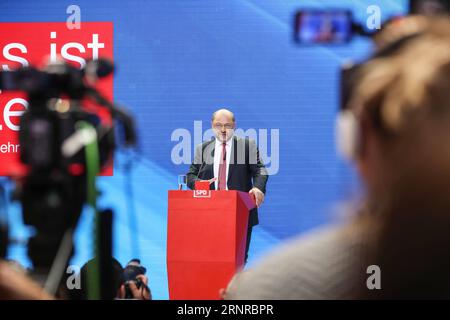 (170925) -- BERLIN, 25. September 2017 -- Vorsitzender der Sozialdemokratischen Partei (SPD) Martin Schulz spricht während einer Pressekonferenz am 25. September 2017 in der SPD-Zentrale in Berlin. Die SPD erhielt bei der Bundestagswahl mit 20,5 Prozent die geringste Unterstützung. ) (zf) DEUTSCHLAND-BERLIN-ELECTION-SPD-SCHULZ-PRESSEGESPRÄCH ShanxYuqi PUBLICATIONxNOTxINxCHN Stockfoto