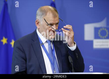 (170926) -- BRÜSSEL, 26. September 2017 -- der EU-Kommissar für Gesundheit und Lebensmittelsicherheit Vytenis Andriukaitis spricht auf einer Pressekonferenz nach einem Sondertreffen zur Diskussion der Fipronil-Krise in der EU-Kommission in Brüssel, Belgien, 26. September 2017. Im August 2017 wurde eine große Anzahl von Eiern aus den Niederlanden und Belgien mit dem giftigen Pestizid Fipronil gefunden. )(swt) BELGIUM-BRUSSELS-EU-FOOD SAFETY-EGGS YexPingfan PUBLICATIONxNOTxINxCHN Stockfoto