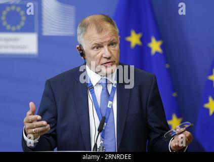 (170926) -- BRÜSSEL, 26. September 2017 -- der EU-Kommissar für Gesundheit und Lebensmittelsicherheit Vytenis Andriukaitis spricht auf einer Pressekonferenz nach einem Sondertreffen zur Diskussion der Fipronil-Krise in der EU-Kommission in Brüssel, Belgien, 26. September 2017. Im August 2017 wurde eine große Anzahl von Eiern aus den Niederlanden und Belgien mit dem giftigen Pestizid Fipronil gefunden. )(swt) BELGIUM-BRUSSELS-EU-FOOD SAFETY-EGGS YexPingfan PUBLICATIONxNOTxINxCHN Stockfoto