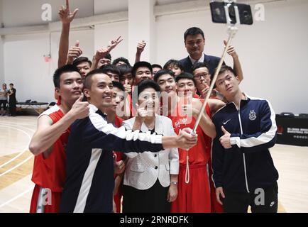 (170926) -- NEW YORK, 26. September 2017 -- Besuch des chinesischen Vize-Premiers Liu Yandong (C, vorne) und des ehemaligen NBA-Stars Yao Ming (1. R, hinten), der jetzt Präsident der Chinesischen Basketball-Vereinigung ist, posieren Sie für Fotos mit chinesischen Basketballspielern vor einem Freundschaftsspiel zwischen chinesischen und US-amerikanischen Mittelschülern auf dem Basketballfeld des Hauptsitzes von Nike in New York City, USA, 25. September 2017. ) (zw) U.S.-NEW YORK-CHINA-LIU YANDONG-VISIT WangxYing PUBLICATIONxNOTxINxCHN Stockfoto