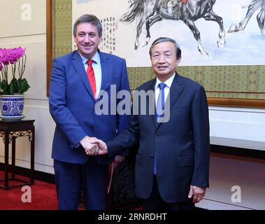 (170926) -- PEKING, 26. September 2017 -- der chinesische Vizepremier Ma Kai trifft sich mit dem belgischen Vizepremierminister und Innenminister Jan Jambon in Peking, der Hauptstadt Chinas, am 26. September 2017. ) (wyl) CHINA-BEIJING-MA KAI-BELGIUM-MEETING (CN) YaoxDawei PUBLICATIONxNOTxINxCHN Stockfoto