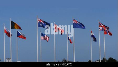 Flaggen, die im Wind wehen, Normandie. Stockfoto