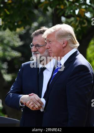 (170926) -- WASHINGTON, 26. September 2017 -- US-Präsident Donald Trump (R) gibt dem spanischen Premierminister Mariano Rajoy während einer gemeinsamen Pressekonferenz im Weißen Haus in Washington D.C., USA, am 26. September 2017 die Hand. ) US-WASHINGTON D.C.-TRUMP-SPANIEN-PM-PRESSEKONFERENZ YINXBOGU PUBLICATIONXNOTXINXCHN Stockfoto