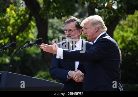 (170926) -- WASHINGTON, 26. September 2017 -- US-Präsident Donald Trump (R) gibt dem spanischen Premierminister Mariano Rajoy während einer gemeinsamen Pressekonferenz im Weißen Haus in Washington D.C., USA, am 26. September 2017 die Hand. ) US-WASHINGTON D.C.-TRUMP-SPANIEN-PM-PRESSEKONFERENZ YINXBOGU PUBLICATIONXNOTXINXCHN Stockfoto